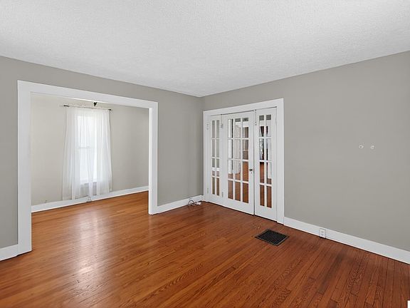 5th image of 612 E High St