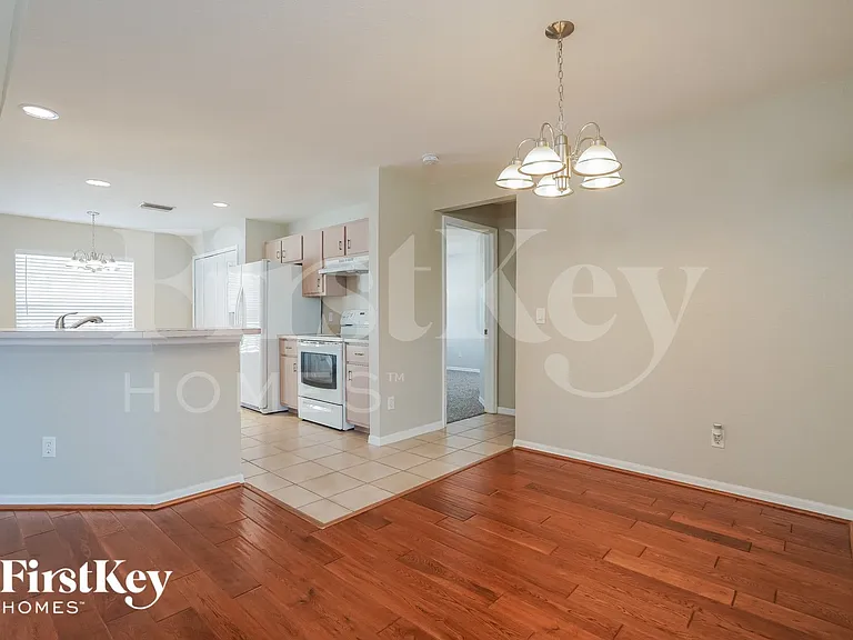 421 SE 19th St — Photo 4