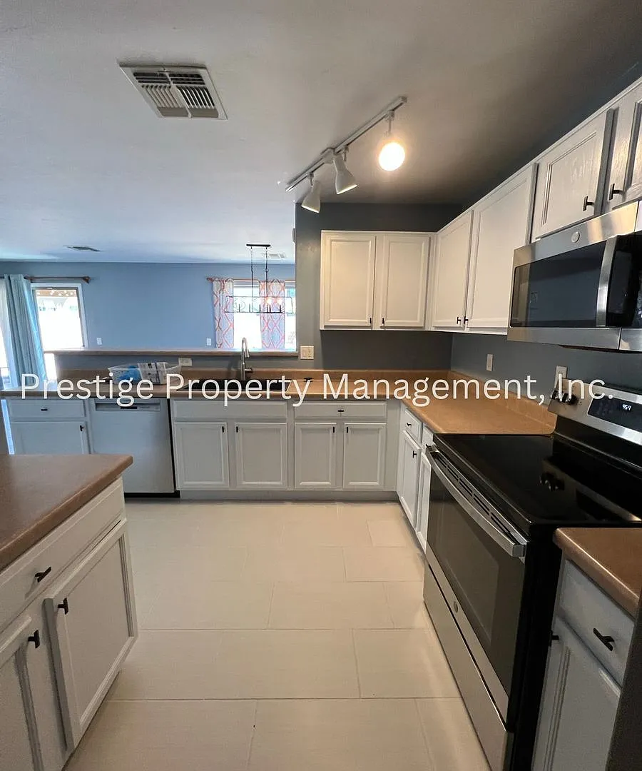 4BR/2.5BA Nestled in the Heart of Los Arroyos!! — Photo 4