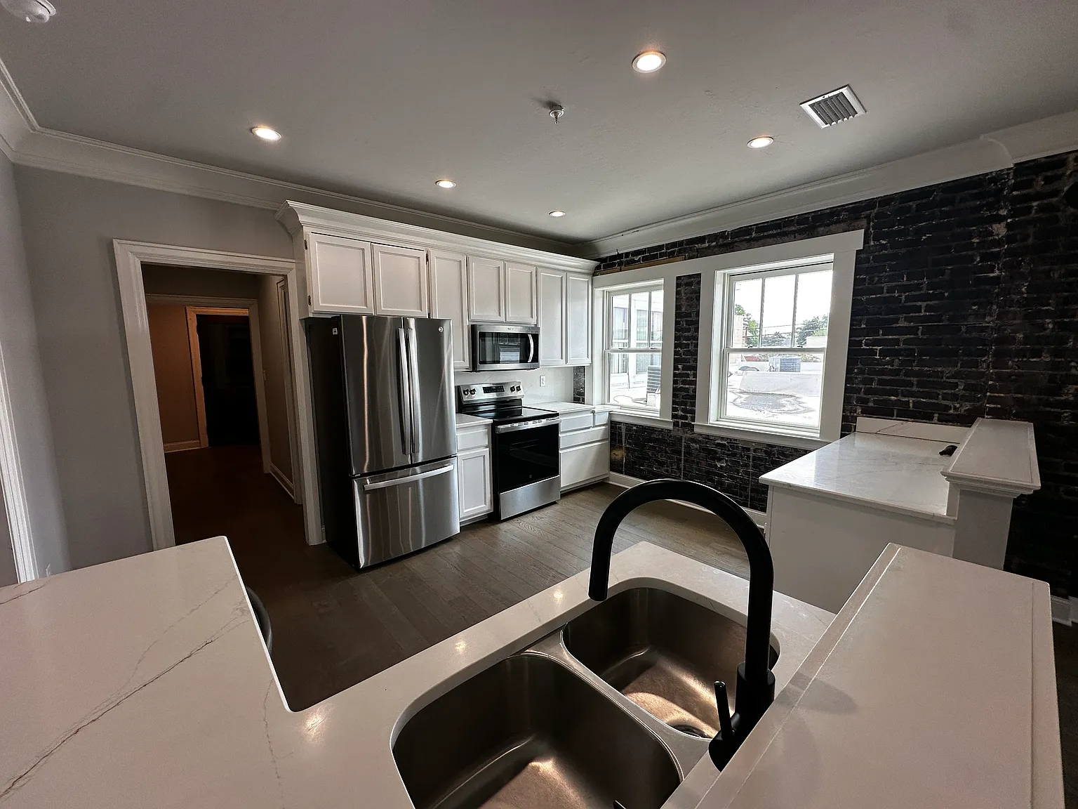 Available Now! 2 Bedroom / 2nd Floor Loft-Style Condo! — Photo 4