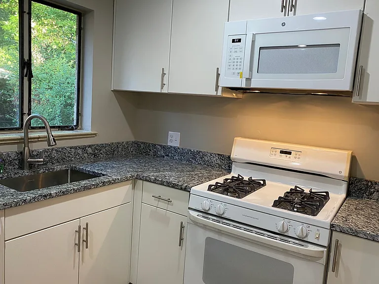 831 N Forest St — Photo 7