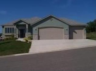 986 Golf View Ave, Zumbrota, MN 55992