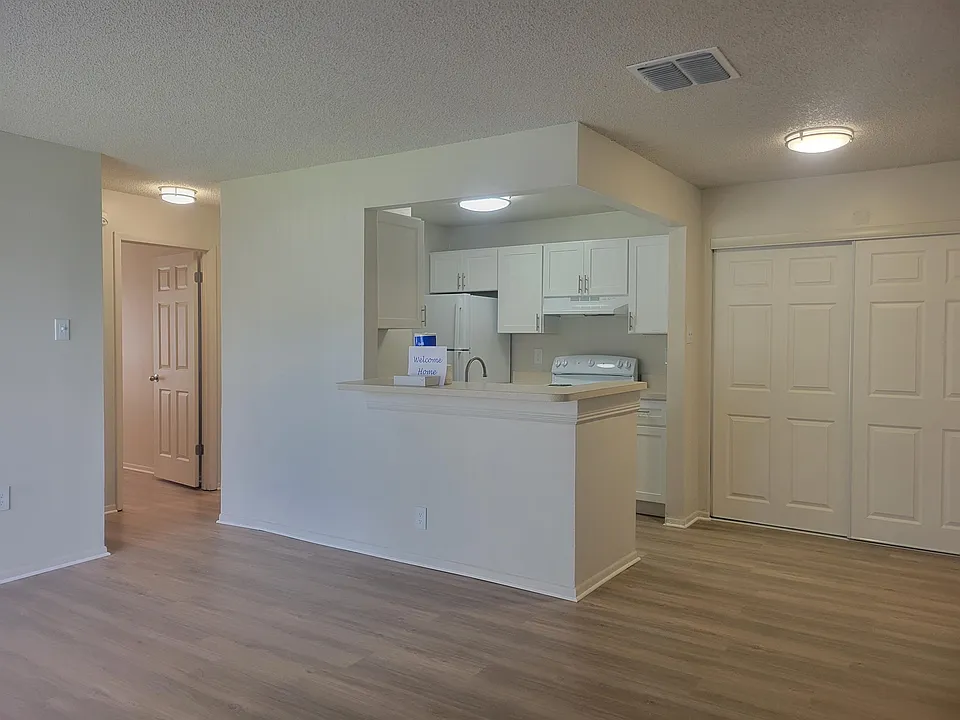 3811 Bowline Cir #102