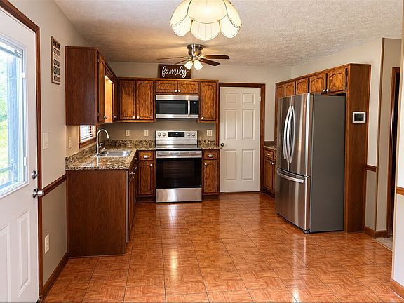 2nd image of 130 Saddleview Ln
