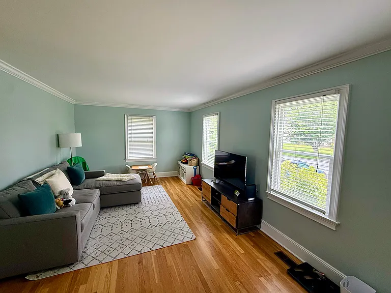 211 Hunyadi Ave — Photo 23