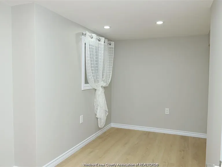 935 Langlois Ave #LOWER — Photo 7
