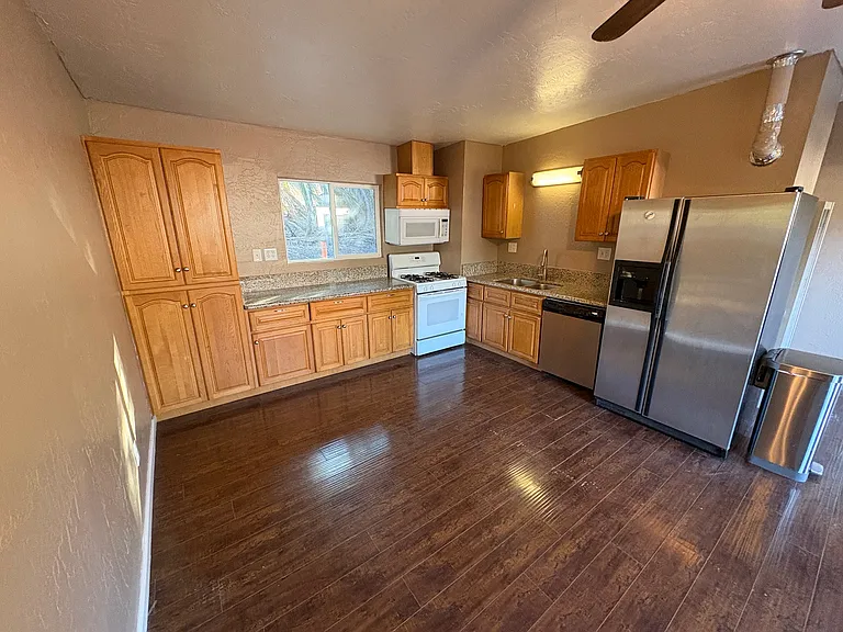 6724 Western Ave — Photo 3