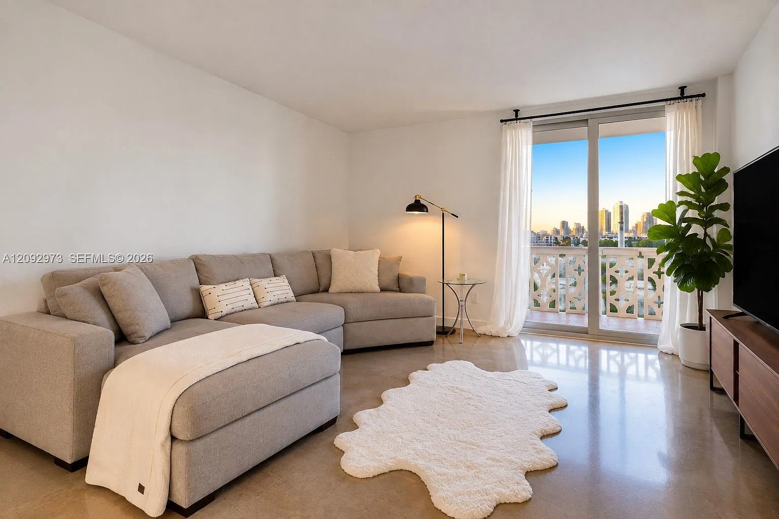 Admiral Towers Condo — Photo 2