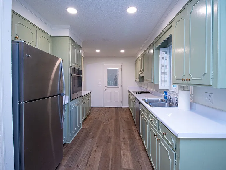 1110 Slann Dr — Photo 5
