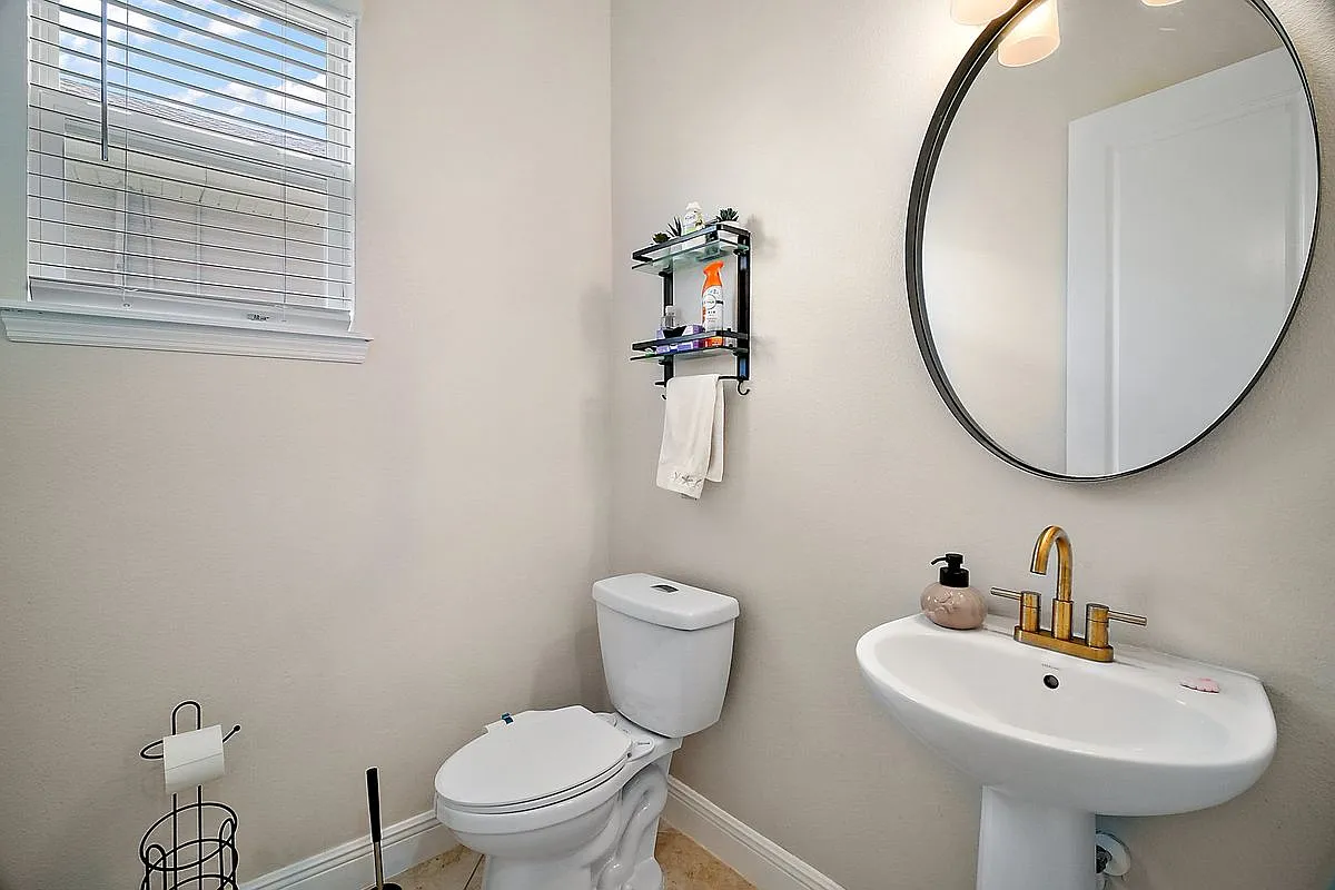 5 bed, 3.0 bath, 3017 sqft, $3,000 — Photo 3