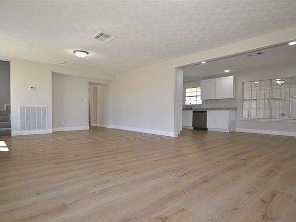5th image of 3402 Crestgrove Dr