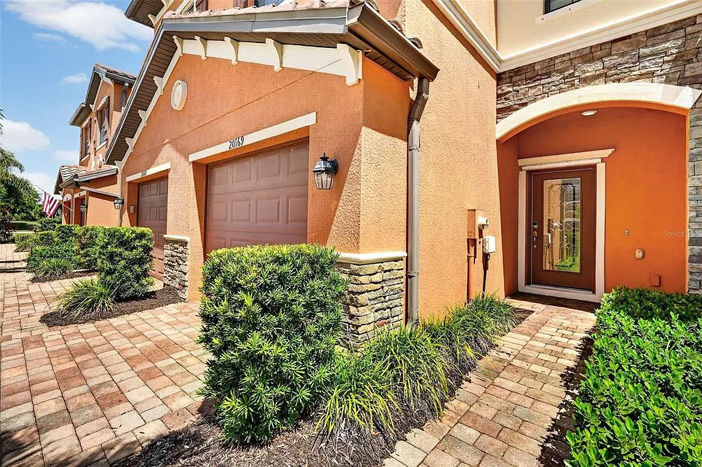 3 bed, 2.5 bath, 1879 sqft, $2,400 — Photo 3