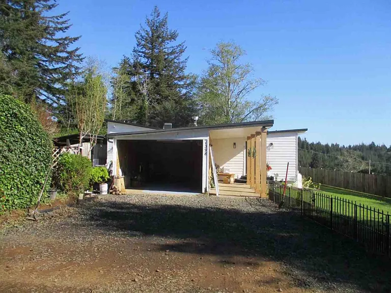 1398 Oregon Ave — Photo 4