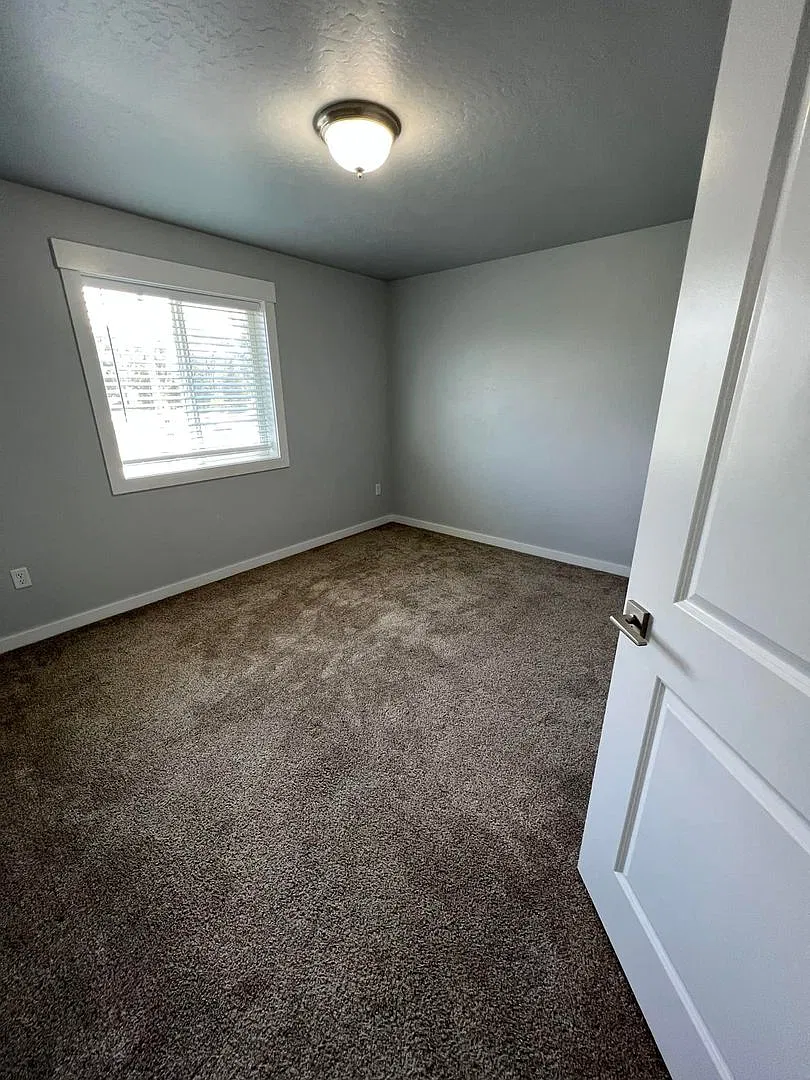 1298 Sawtooth St — Photo 4