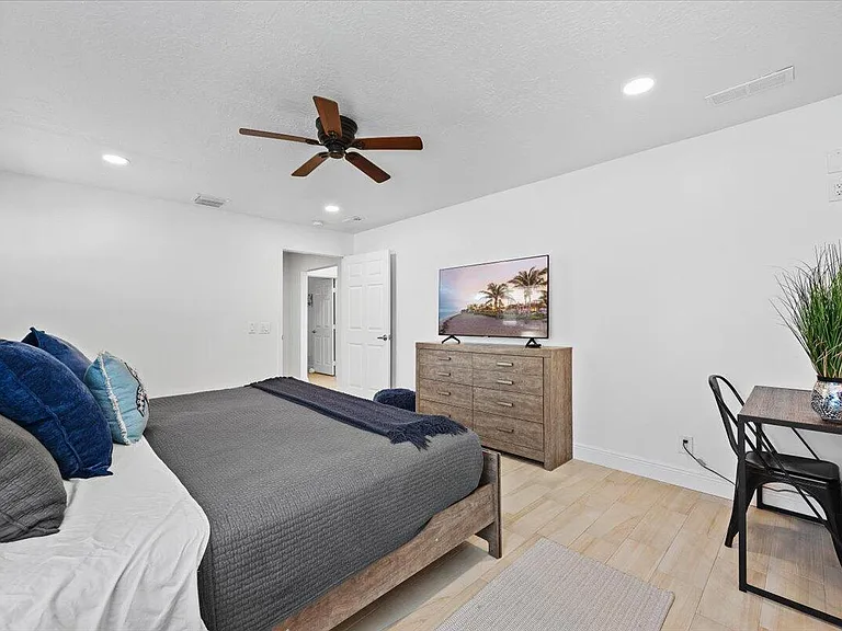 6077 Francis St — Photo 14