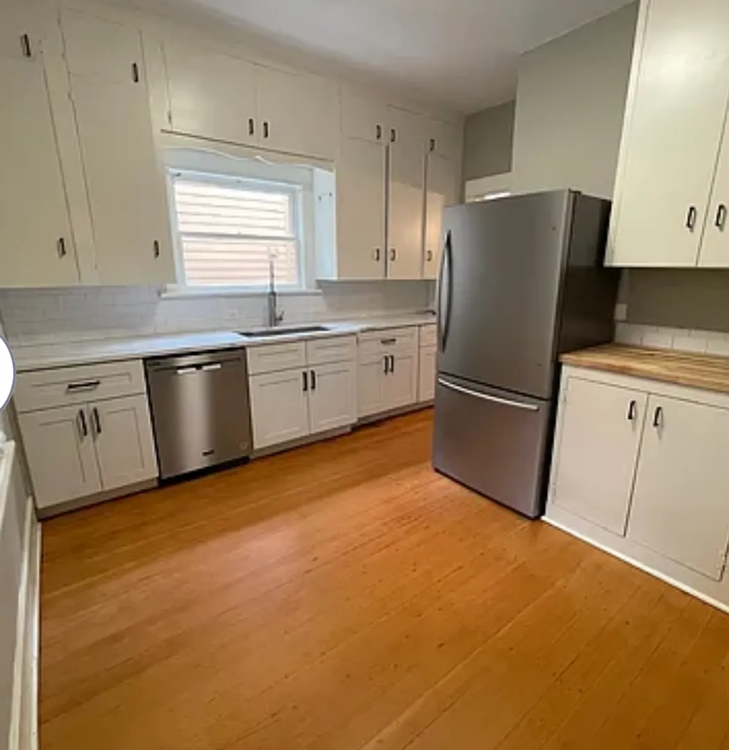 4-Bedroom Home in SW Portland! Hardwood floors, spacious deck, full basement, separate entry for ... — Photo 4