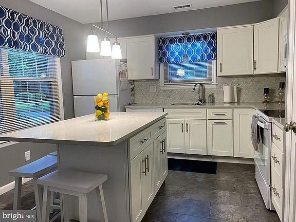 3rd image of 501 Essex Ct