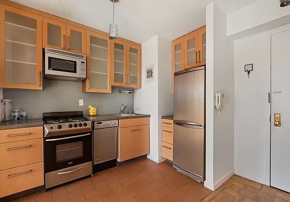 5th image of 24 E 7th St APT 8D
