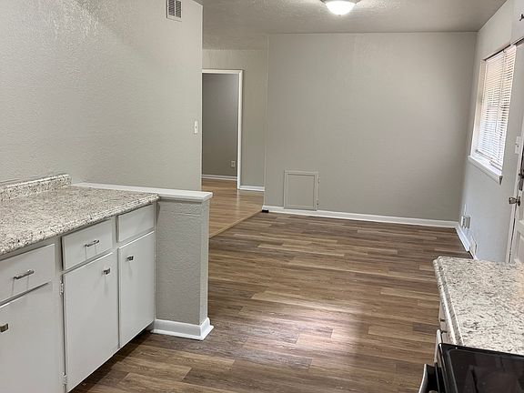 5th image of 829 E Towry Dr