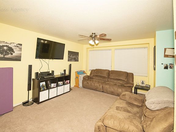 2nd image of 1011 Meadow Ln