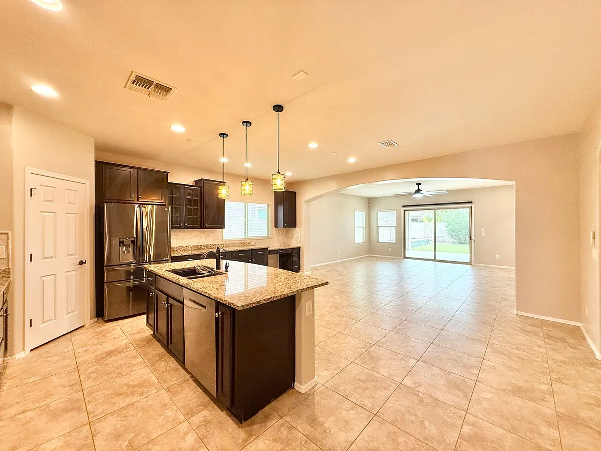 3 bed, 2.0 bath, 2112 sqft, $2,349 — Photo 4
