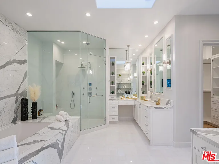 402 Doheny Rd — Photo 43