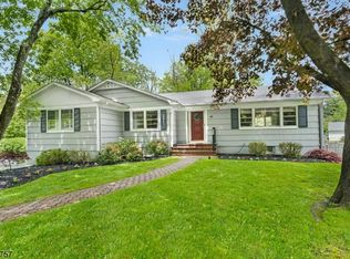 9 Hilltop Cir, Mendham, NJ 07945