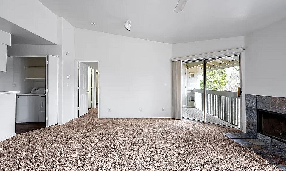 2x2 empty living