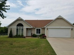 1335 Hillside Dr, Winfield, KS 67156