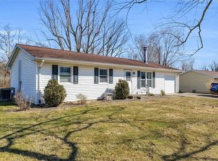 2011 Stoner Dr W, Charleston, IL 61920