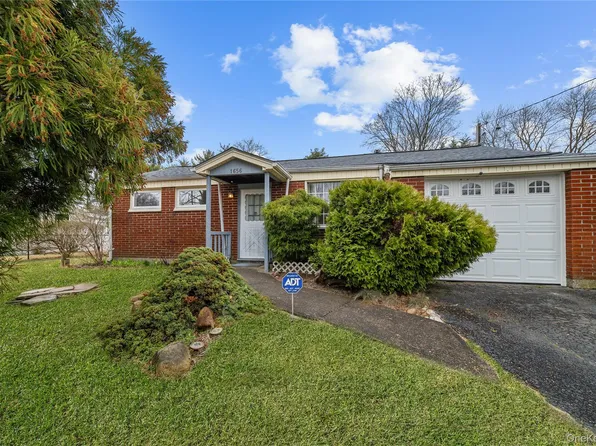 1656 N Gardiner Drive, Bay Shore, NY 11706