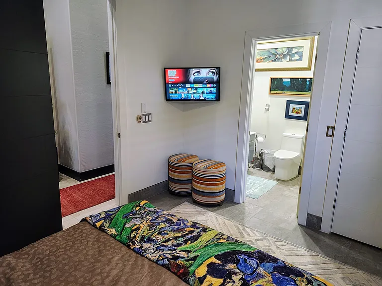 Ensuite bath with art gallery detail