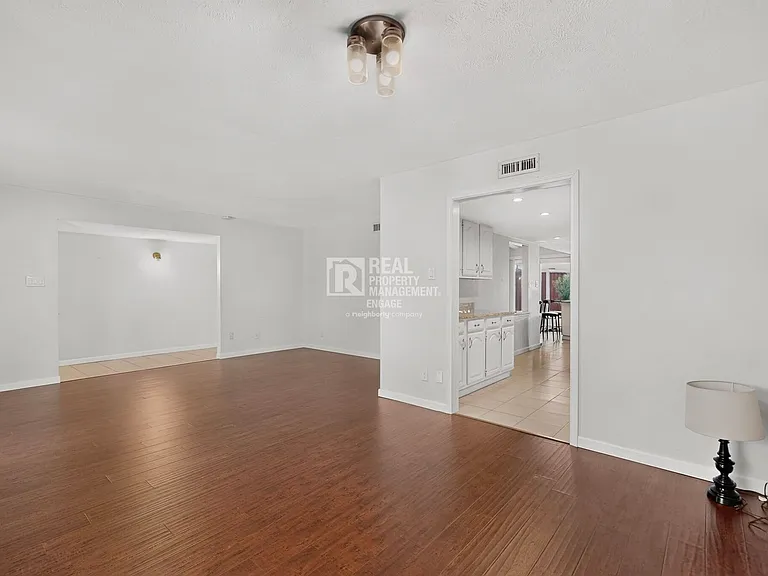4548 Newcombe Dr — Photo 10