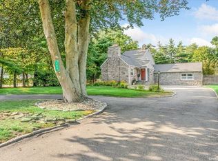 100 E Rockaway Rd, Hewlett, NY 11557