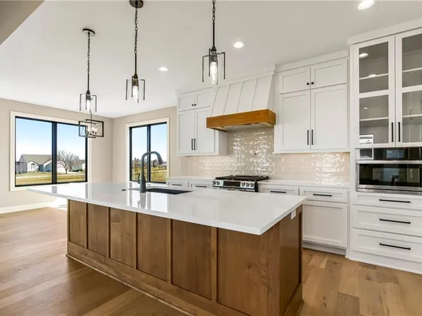 9717 Ingrid St, De Soto, KS 66018