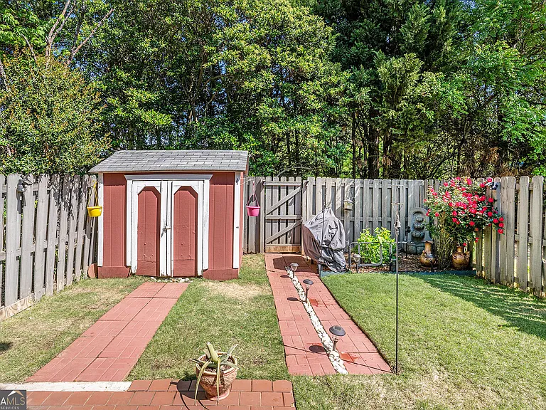 105 Governors Dr — Photo 15