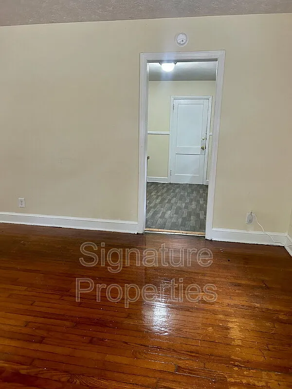 3 bed, 1.0 bath, 1020 sqft, $900 — Photo 3