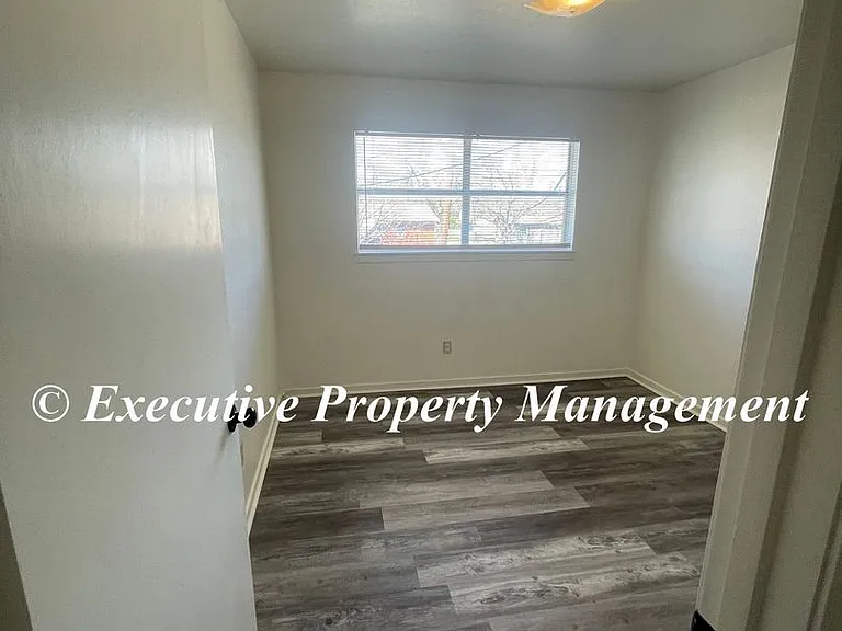 105 E Avenue B — Photo 10