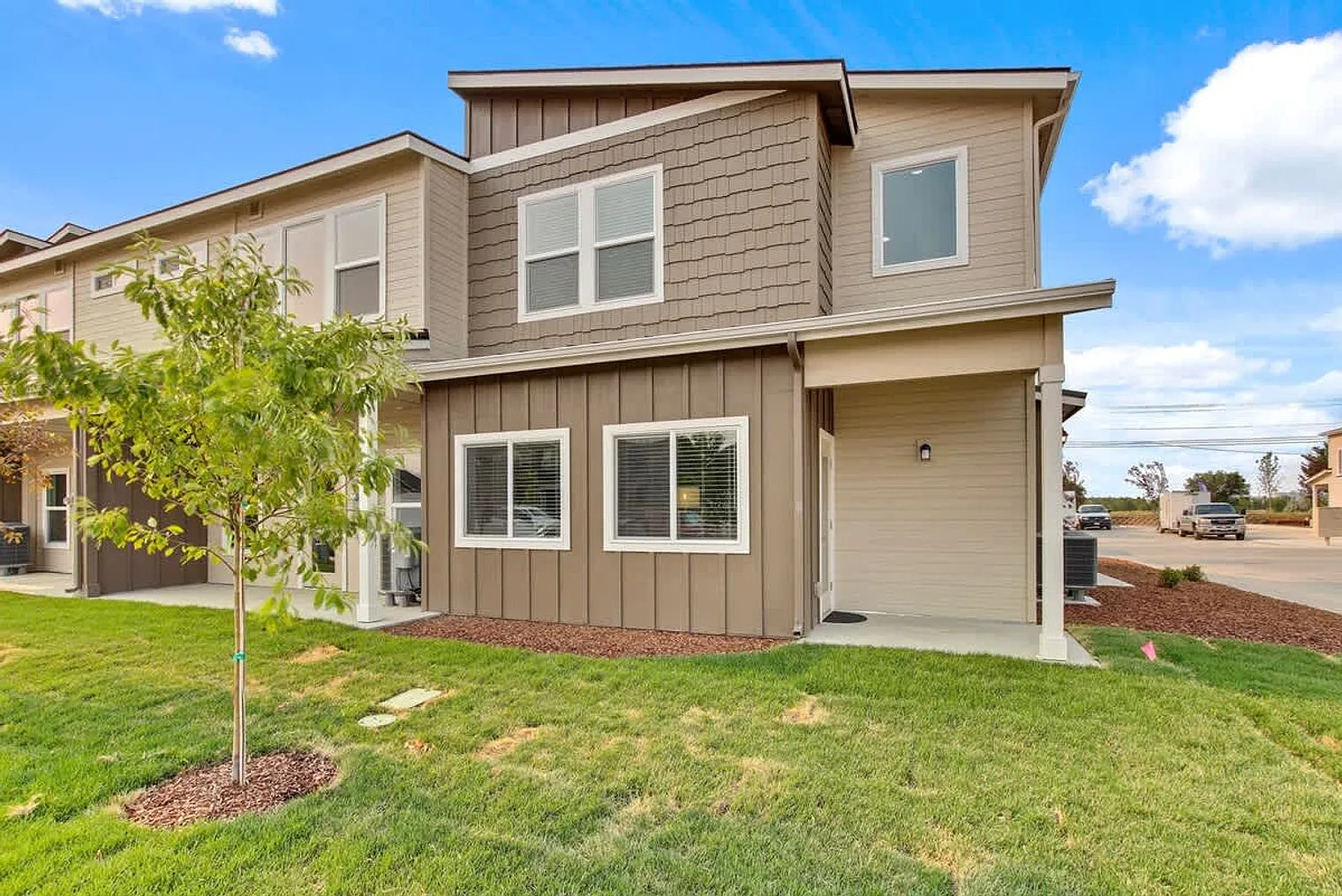 3 bed, 2.0 bath, 1991 sqft, $5,215 — Photo 4