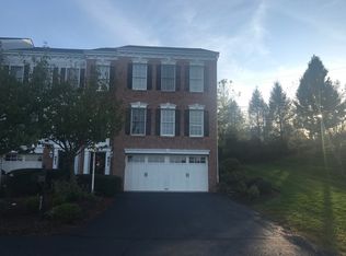 951 Montclair Dr, Coraopolis, PA 15108
