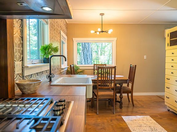 5th image of 9907 Gowlland Point Rd