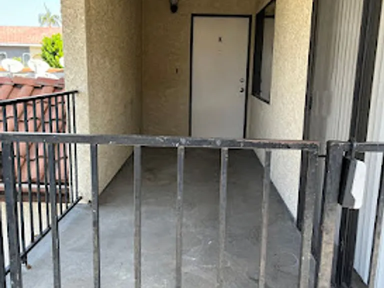 111 S Acacia Ave — Photo 3