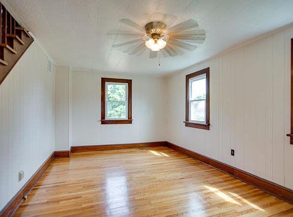 4th image of 977 S Dogwood Dr