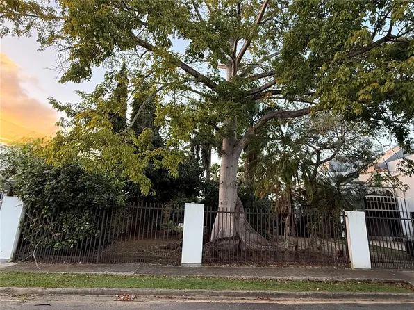 Calle Pedrosa Garden Hls, Guaynabo, PR 00966