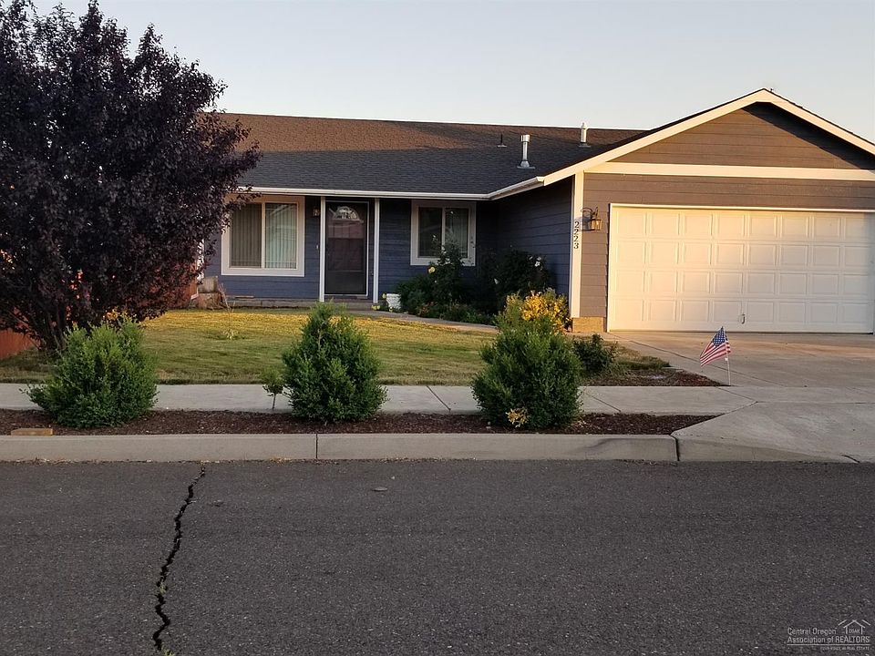 2nd image of 2223 NE Wolverine Loop