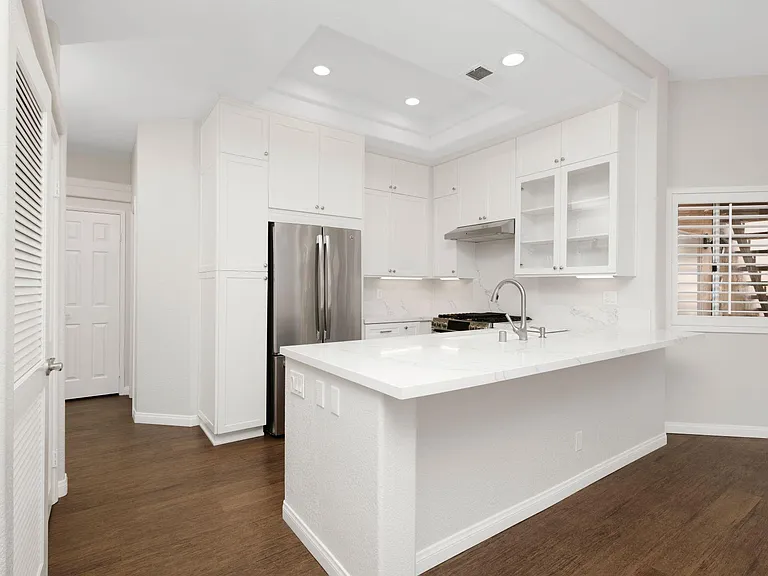 Bel Mondo Condos — Photo 16
