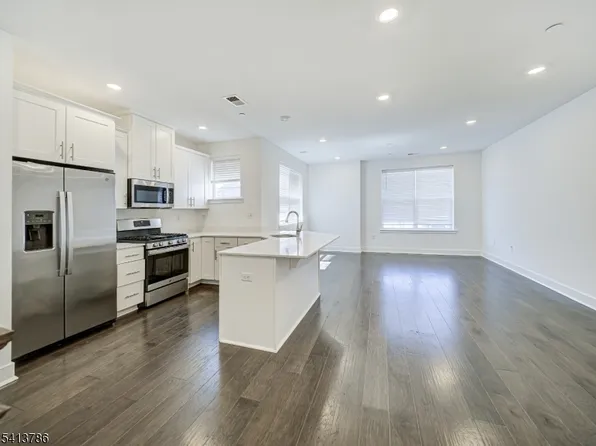 67 Veterans Way, Morris Plains Boro, NJ 07950