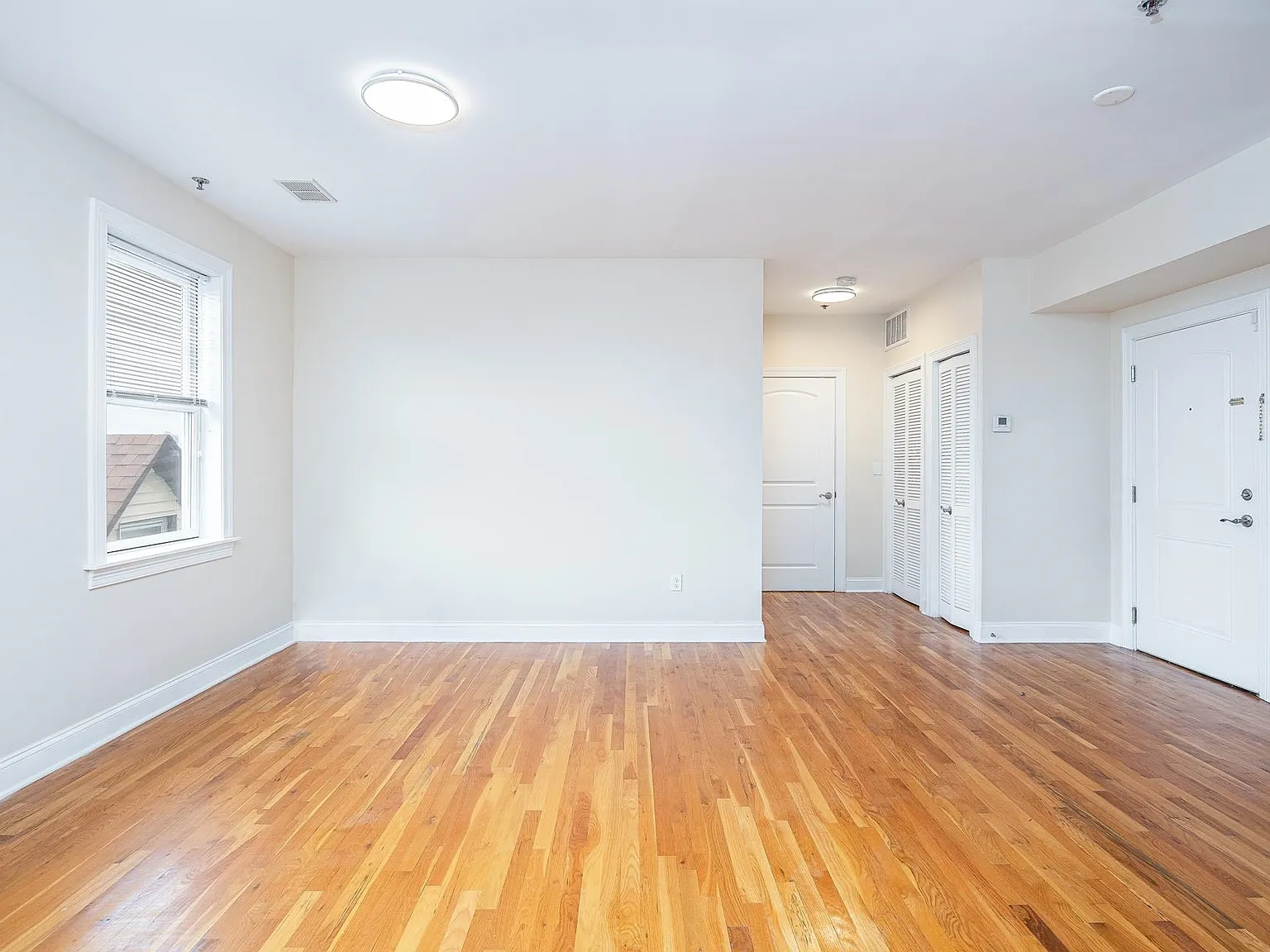 3 bed, 2.0 bath, 1100 sqft, $2,950 — Photo 3