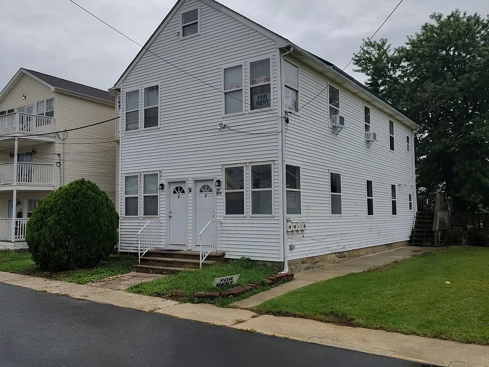 32 Bay Ave #4