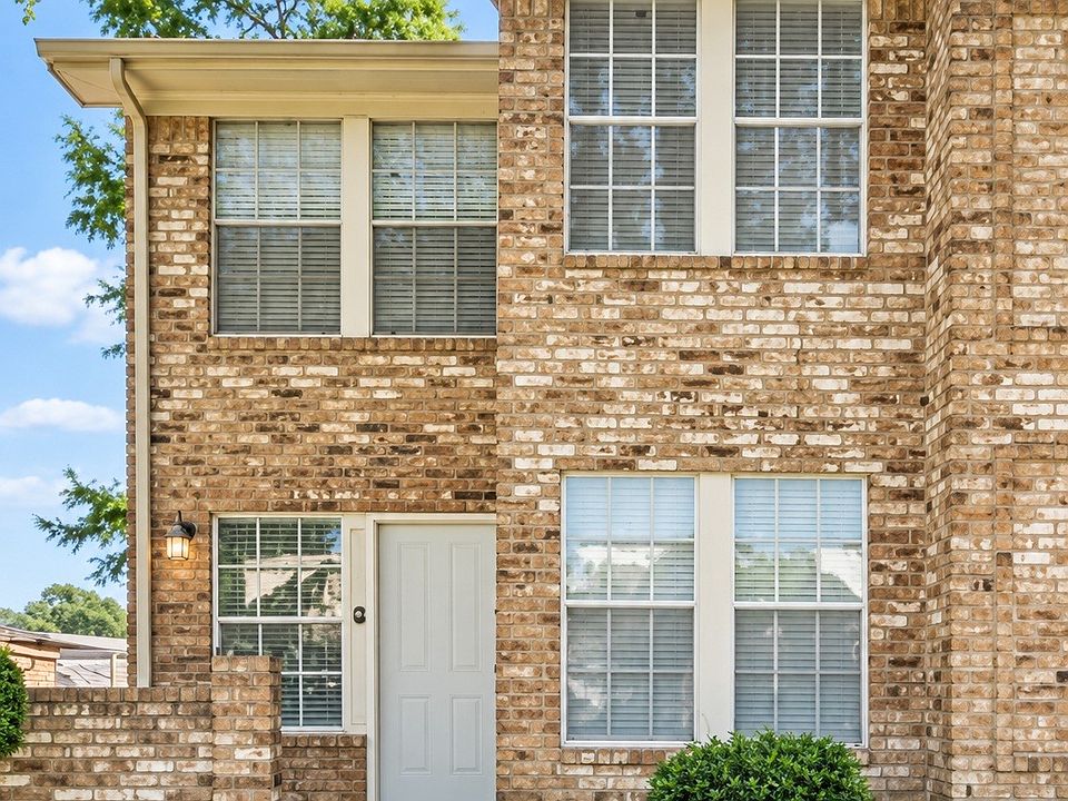 1st image of 525 Towne House Ln